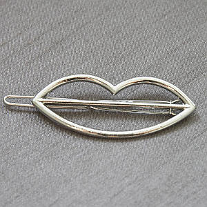 Шпилька для волосся засувка сріблястого кольору губки мінімалізм розмір виробу 5х2 см
