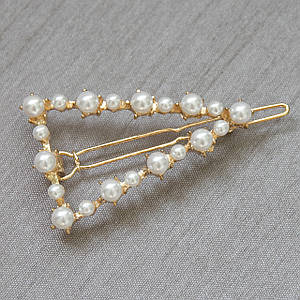 Шпилька для волосся заскочка золотистого кольору з білими перлинами мінімалізм розмір виробу 5х3 см