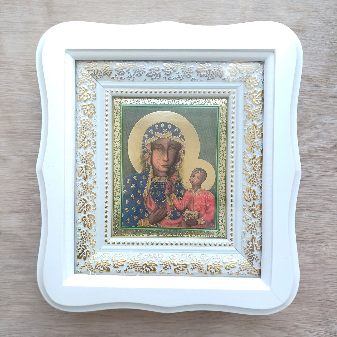 Ікона Ченстоховська Пресвята Богородиця, лик 10х12 см, у білому фігурному дерев'яному кіоті