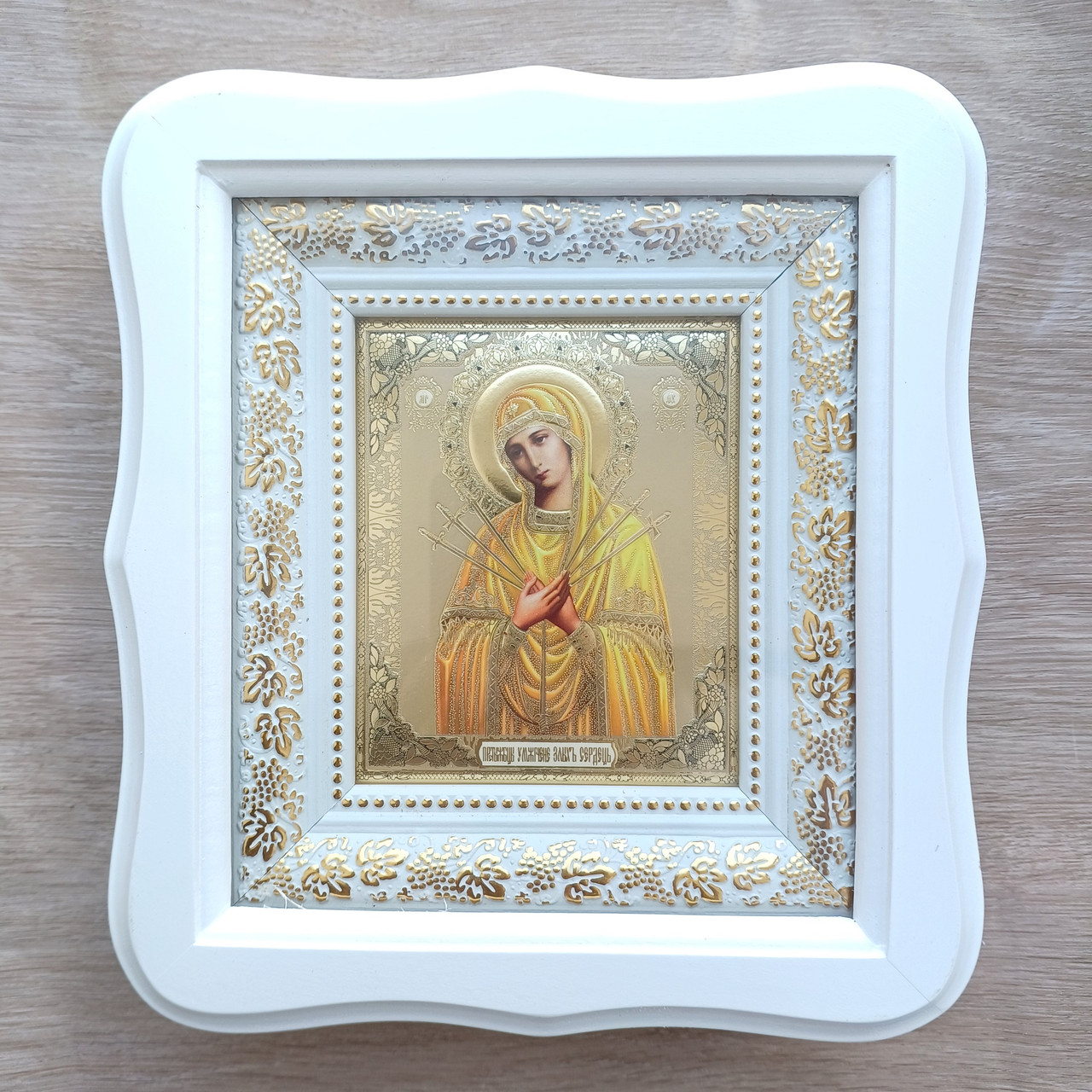 Ікона Семистрільна Пресвята Богородиця, лик 10х12 см, у білому фігурному дерев'яному кіоті, фото 1