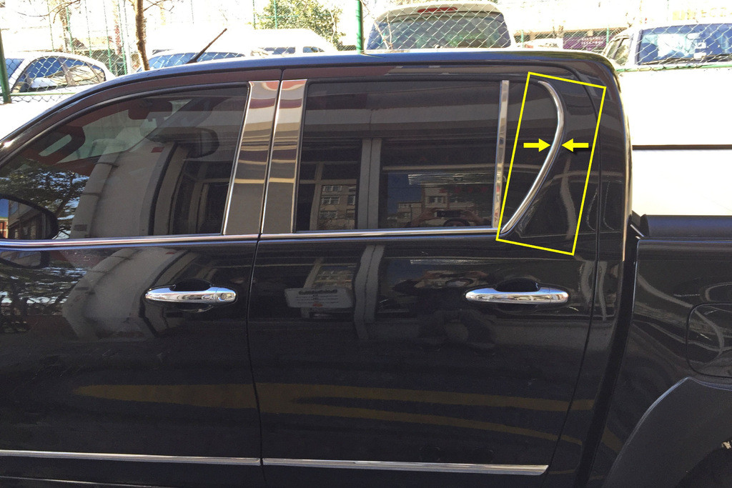 Накладки на задні дверні стійки (2 шт., нерж) для Toyota Hilux 2015 ⁇  рр.