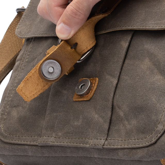 Фото чоловічої сумки через плече зеленого кольору хакі Фото чоловічої сумки через плече зеленого кольору хакі