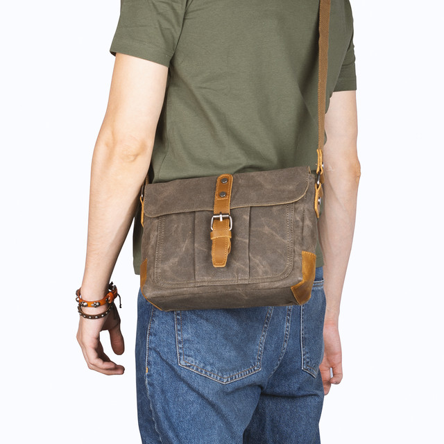 Фото чоловіка з сумкою через плече зеленого кольору хакі Фото чоловіка з сумкою через плече зеленого кольору хакі