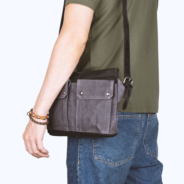Фото чоловіка з сумкою через плече кросс боді сірого кольору
