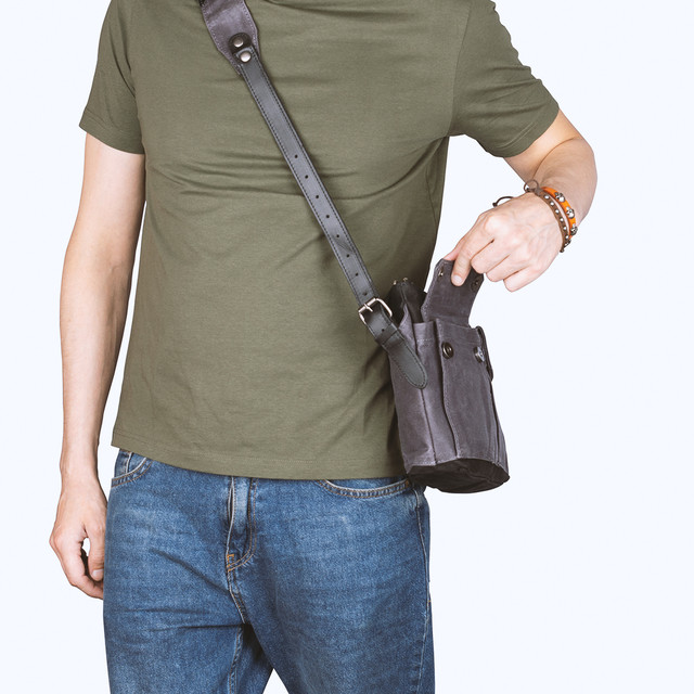 Фото чоловіка з сумкою через плече кросс боді сірого кольору