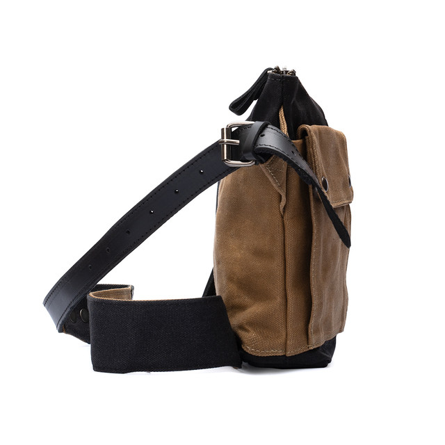 Фото чоловічої сумки кросс боді коричневого кольору Фото чоловічої сумки кросс боді коричневого кольору