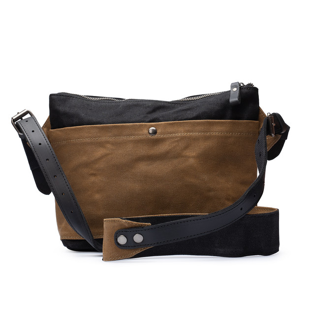 Фото чоловічої сумки кросс боді коричневого кольору Фото чоловічої сумки кросс боді коричневого кольору