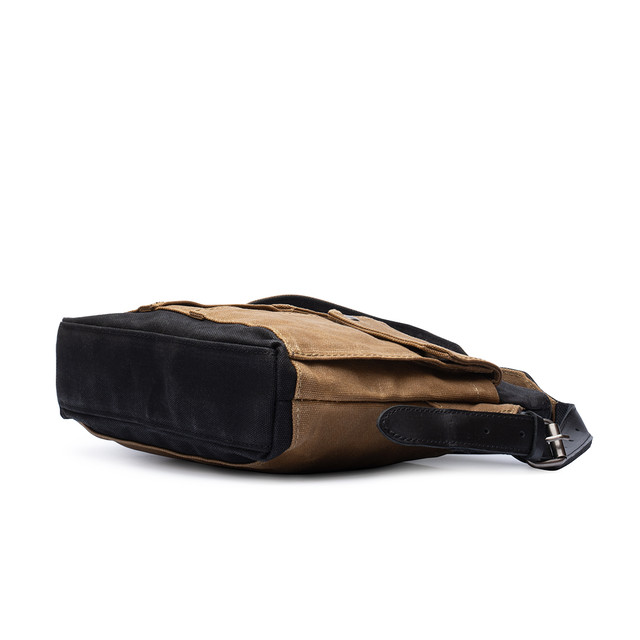 Фото чоловічої сумки кросс боді коричневого кольору Фото чоловічої сумки кросс боді коричневого кольору