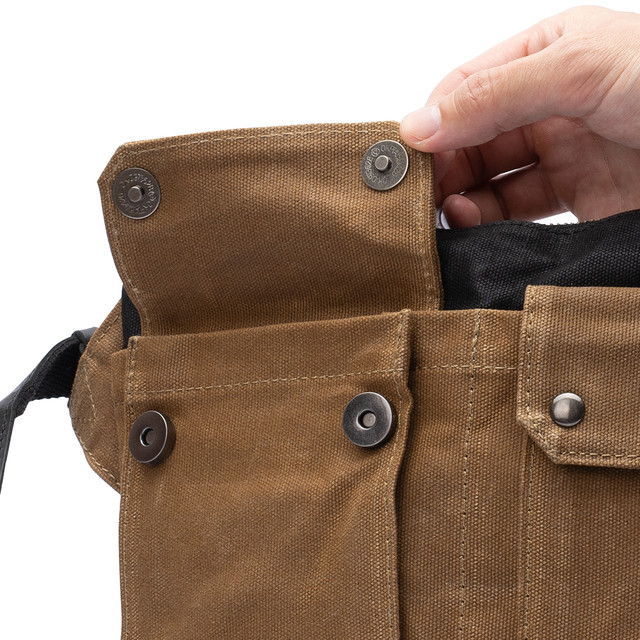 Фото чоловічої сумки кросс боді коричневого кольору Фото чоловічої сумки кросс боді коричневого кольору