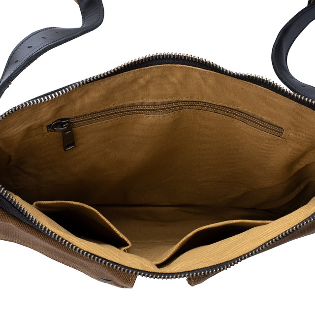 Фото чоловічої сумки кросс боді коричневого кольору Фото чоловічої сумки кросс боді коричневого кольору