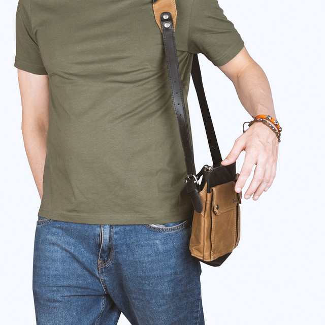 Фото чоловіка з сумкою кросс боді коричневого кольору через плече Фото чоловіка з сумкою кросс боді коричневого кольору через плече