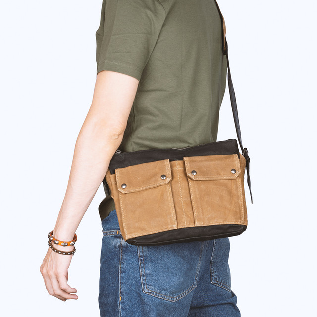 Фото чоловіка з сумкою кросс боді коричневого кольору через плече Фото чоловіка з сумкою кросс боді коричневого кольору через плече