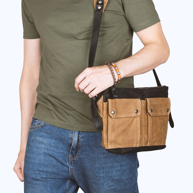 Фото чоловіка з сумкою кросс боді коричневого кольору через плече Фото чоловіка з сумкою кросс боді коричневого кольору через плече