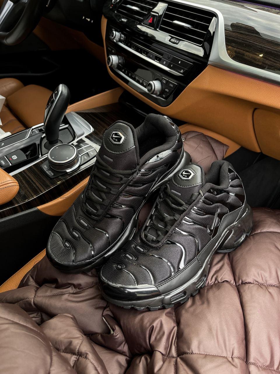 Nike tn air max plus hotsell triple black