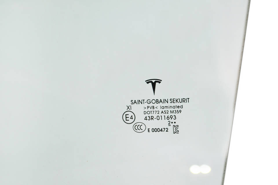 Стекло двери передней правой двойное Tesla Model Y (1495507-00-A