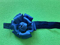 Повязка для ребенка синего цвета - цветок 7см, размер универсальный (на резинке)