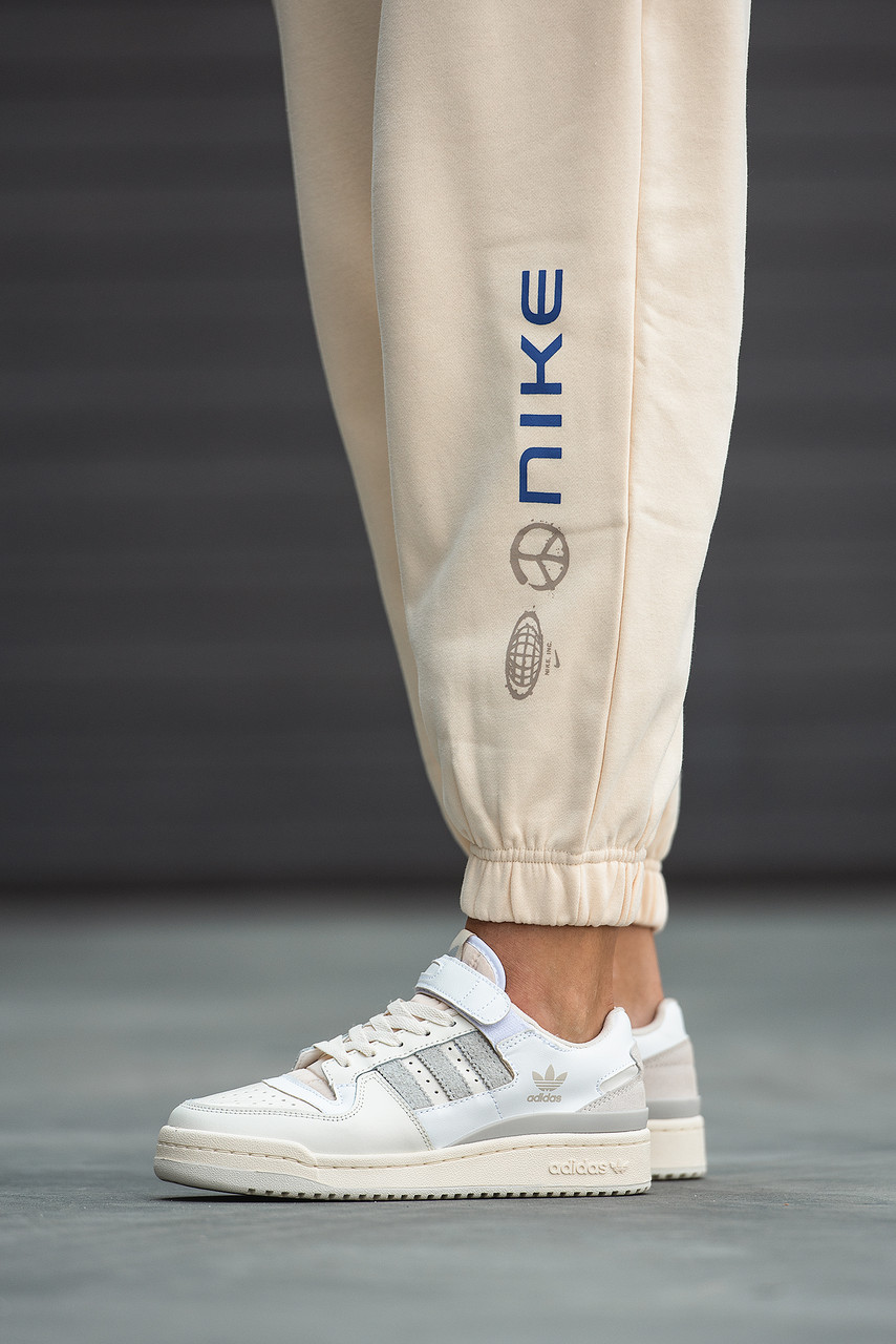 Світлі жіночі кроссівки Adidas Forum 84 Low. Модні кросси для дівчат Адідас Форум з липучкою.