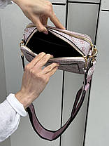 Жіноча сумка Guess The Snapshot Bag Light Pink крос боді жіноча сумка рожева через плече на широкому ремені, фото 6