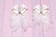 Бантики для волос белые с перьями на резинке экокожа / украшение для девочки набор 2 шт 428