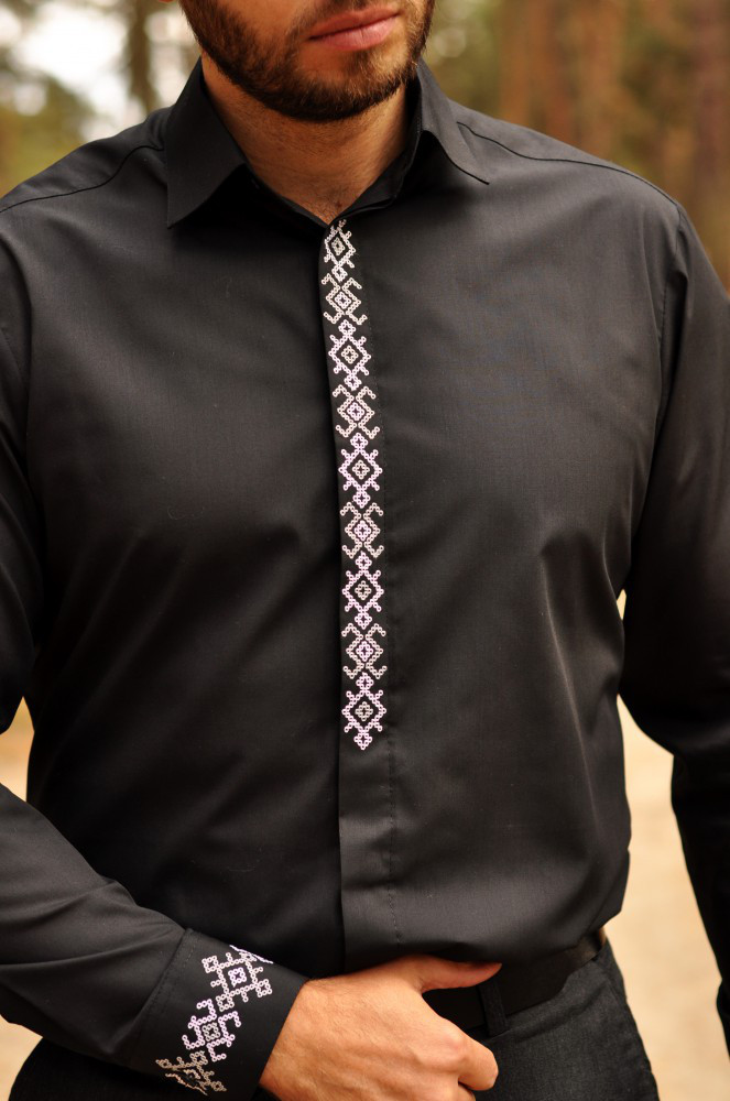 Черная мужская рубашка приталенного кроя с лаконичной вышивкой - фото 2 - id-p1887980539