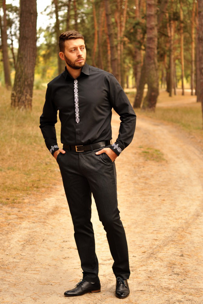 Черная мужская рубашка приталенного кроя с лаконичной вышивкой - фото 1 - id-p1887980539