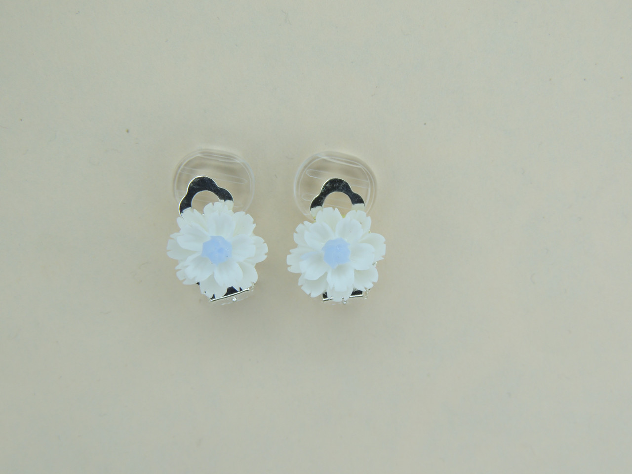 Сережки кліпси дитячі для вух без пробивання квітка Біла Хризантема