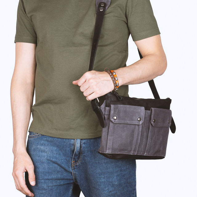Фото чоловіча сумка через плече сірого кольору