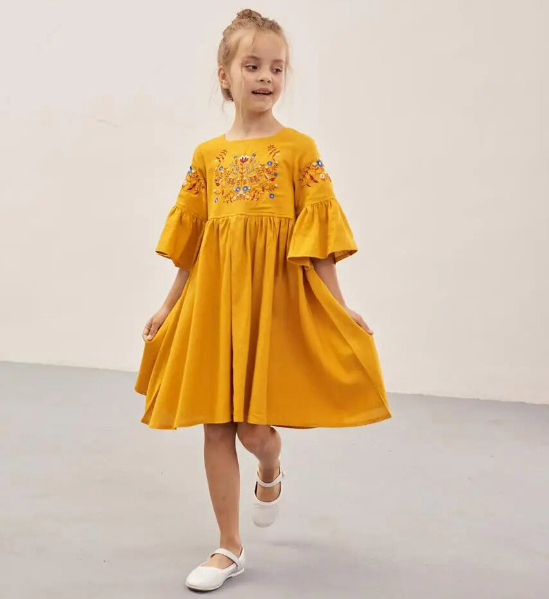 Вишите плаття для дівчинки Зайчики