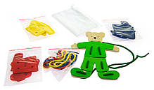 Шнурівка Goki Ведмедик з одягом — дерев’яна навчальна іграшка для дітей, фото 5