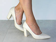 Стильні туфлі на зручному каблуку жіночі молочного кольору
