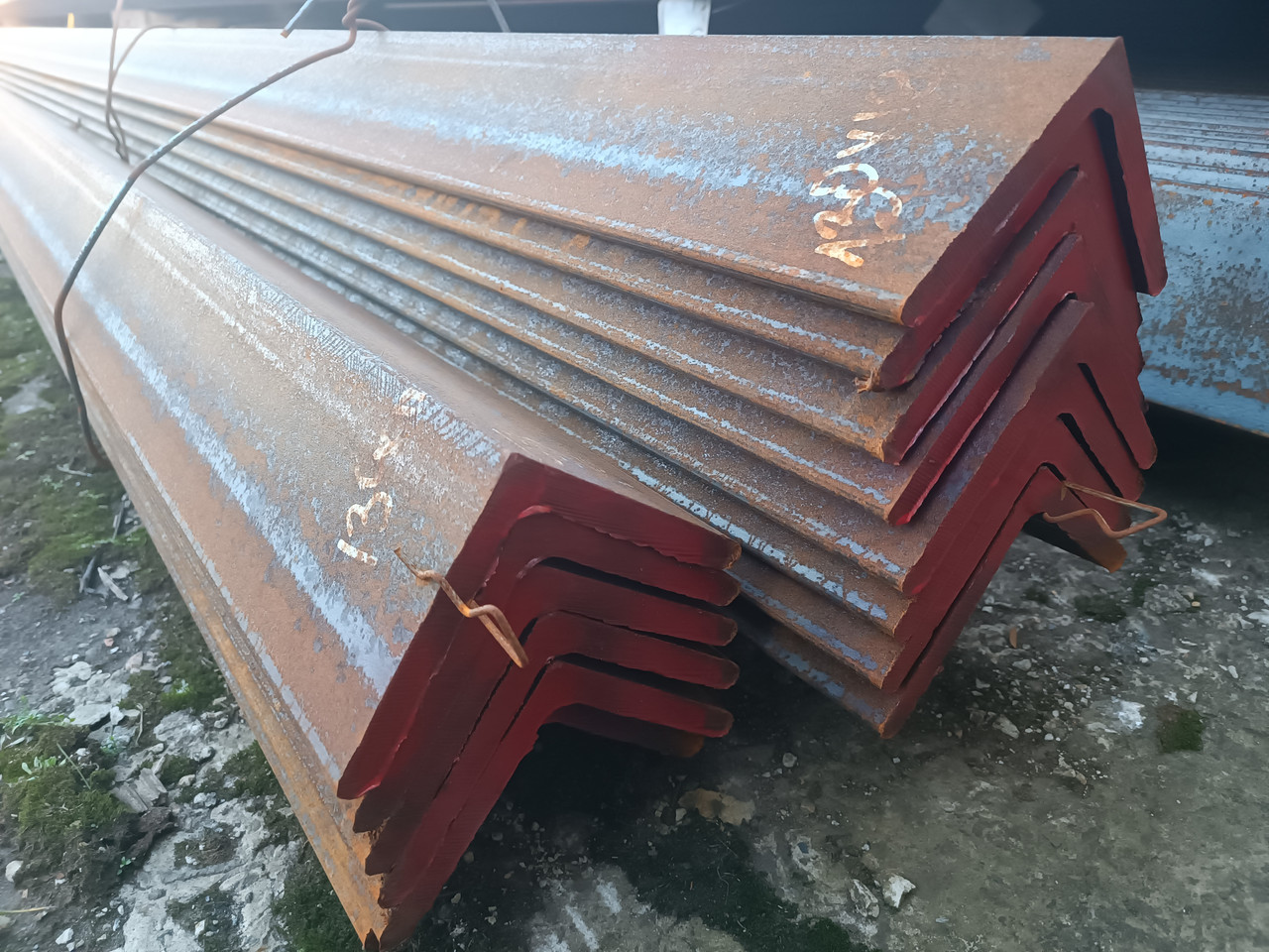 Кутик 200х100х10 ст.S355J2, сталь 09Г2С