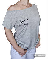 Женская свободная футболка с оголенным плечом