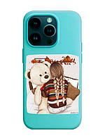 Матовый чехол с бирюзовыми боками на Apple iPhone 14 Pro :: Девочка с мишкой (принт 117)