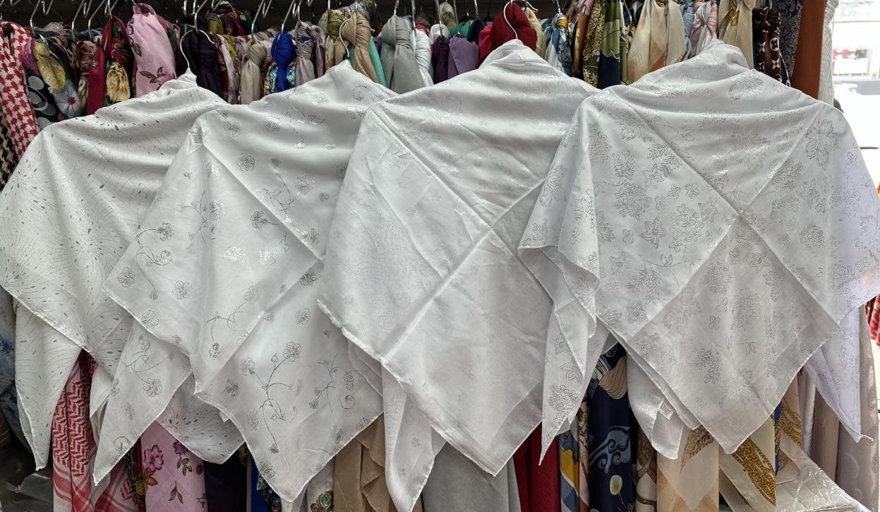 Біла хустка віскоза з напиленням сріблом 100 см*100 см., фото 1