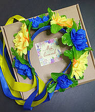 Обідок-віночок в українському стилі з великими жовто-синіми  квітами  та атласними стрічками (у коробці для зберігання)