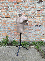 Манекен чоловічий торс тілесного кольору на чорній ніжці