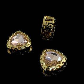 Мякий трикутник в ажурній оправі