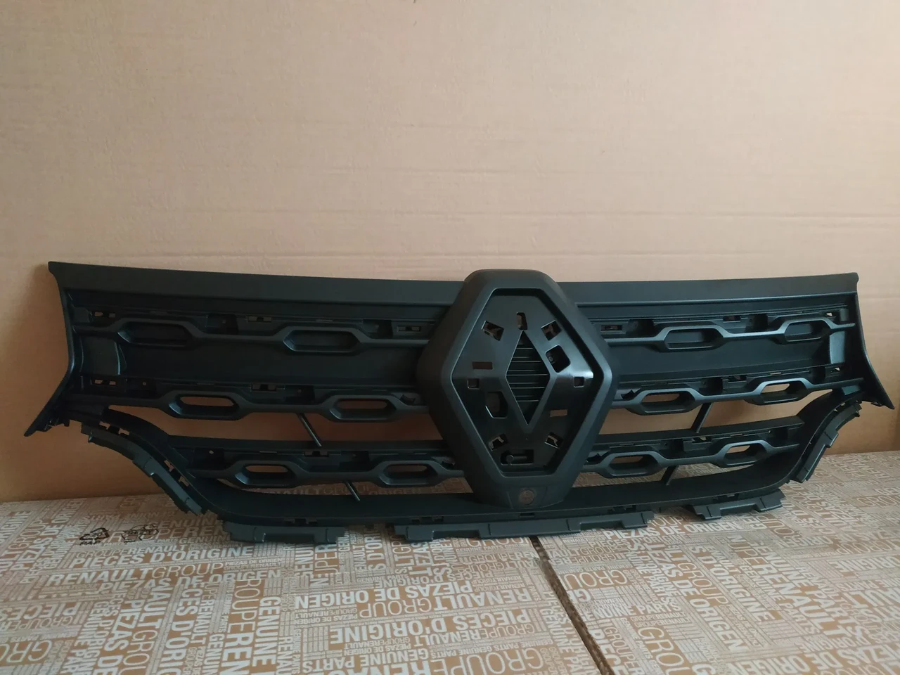 Решітка радіатора Renault: DUSTER позашляховик (HM), 623107596R