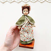 Лялька керамічна на підставці Вінтаж 17 см Дівчина в оливковому вбранні