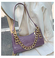 Модна фіолетова сумка із золотистим ланцюжком стильна жіноча сумочка