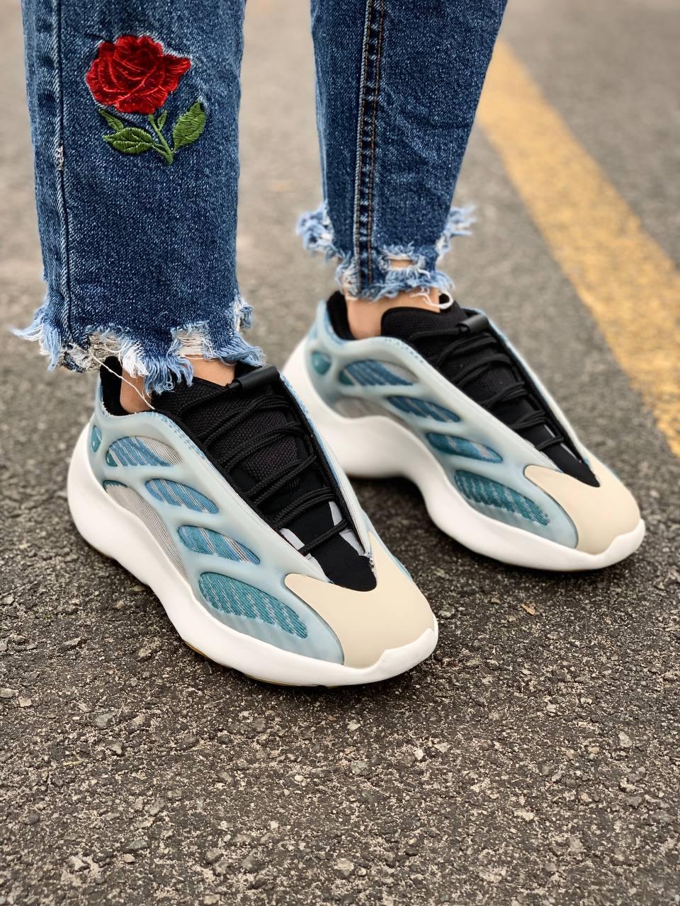 Yeezy 700 sales adidas ragazza