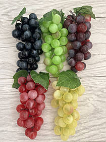 Грона штучного винограду.Декоративний виноград.
