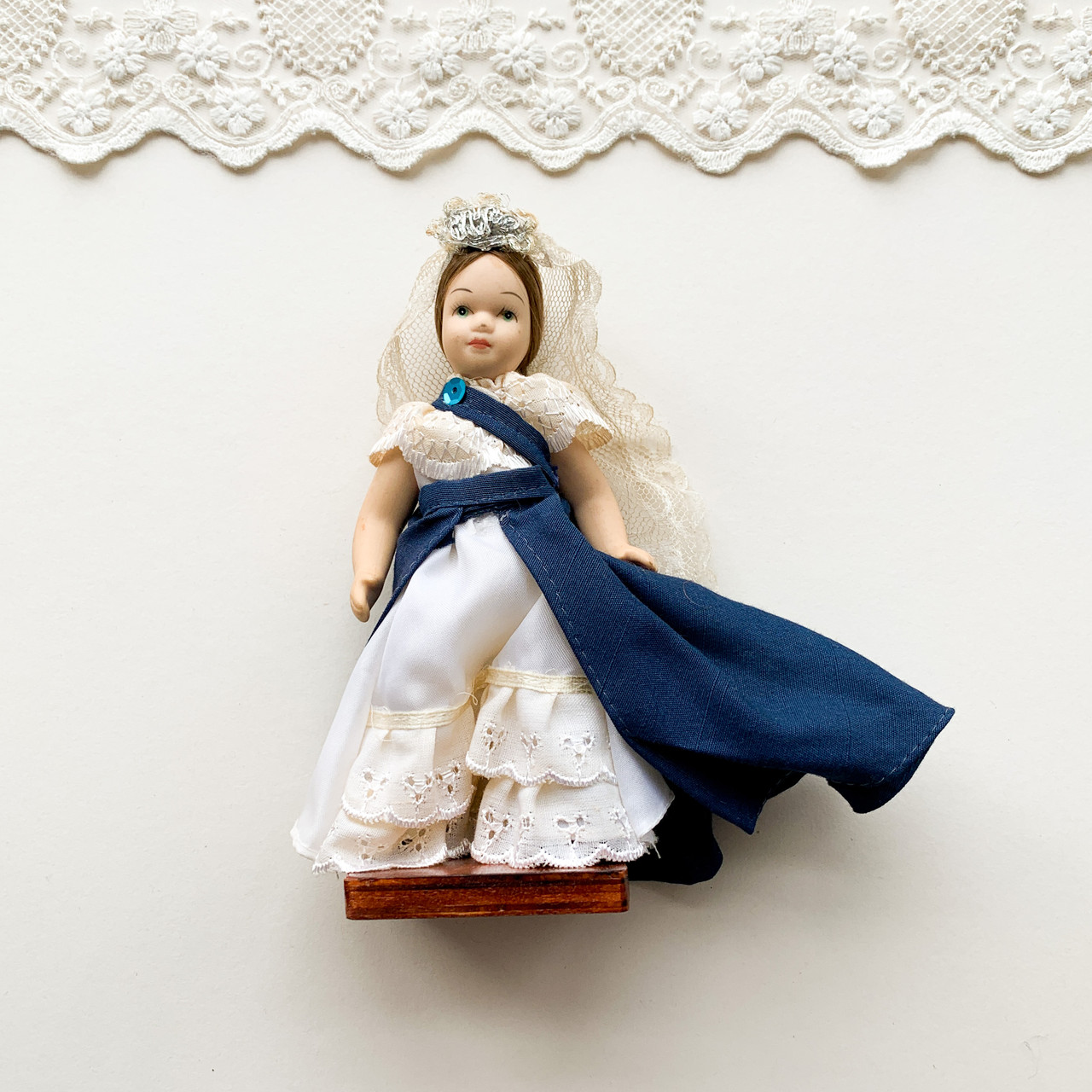 Лялька керамічна на підставці Вінтаж 15 см Дівчина в синій сукні, фото 1