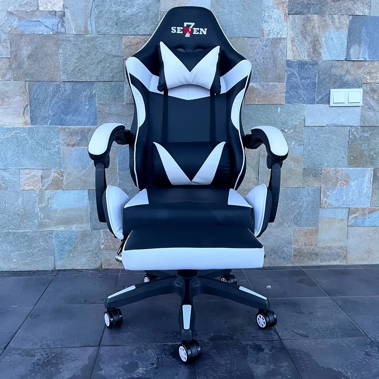 Крісло геймерське чорно-біле ігрове з підставкою для ніг
