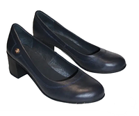 Туфлі-човники жіночі шкіряні класичні на підборах синього кольору.
