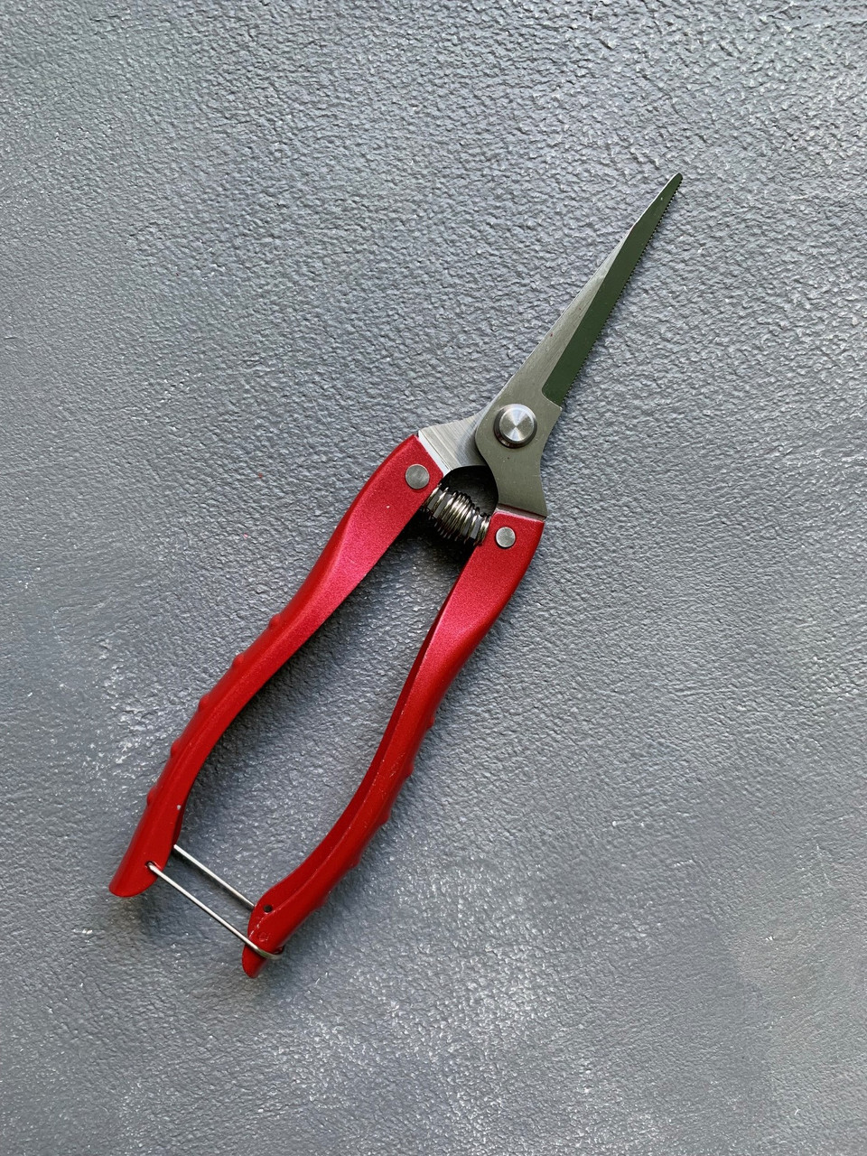 Секатор металевий з червоною ручкою