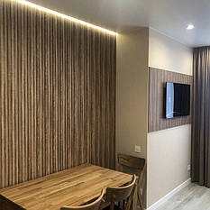 Стінова рейкова панель у вітальні. Колір Дуб Сонома