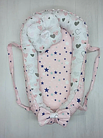 Двухсторонний позиционер кокон-гнездышко с ручками, со съёмным донышком и ортопедической подушкой BST Сердце Розово-серое