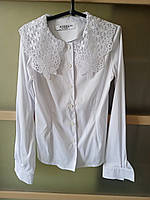 Блузка белого цвета с ажурным воротником