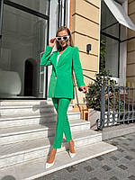 Женский зеленый деловой костюм из пиджака и укороченных брюк